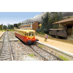 Un Renault VH assure une course Dreux-Bueil où la correspondance est assurée avec les trains de la ligne Paris-Cherbourg.